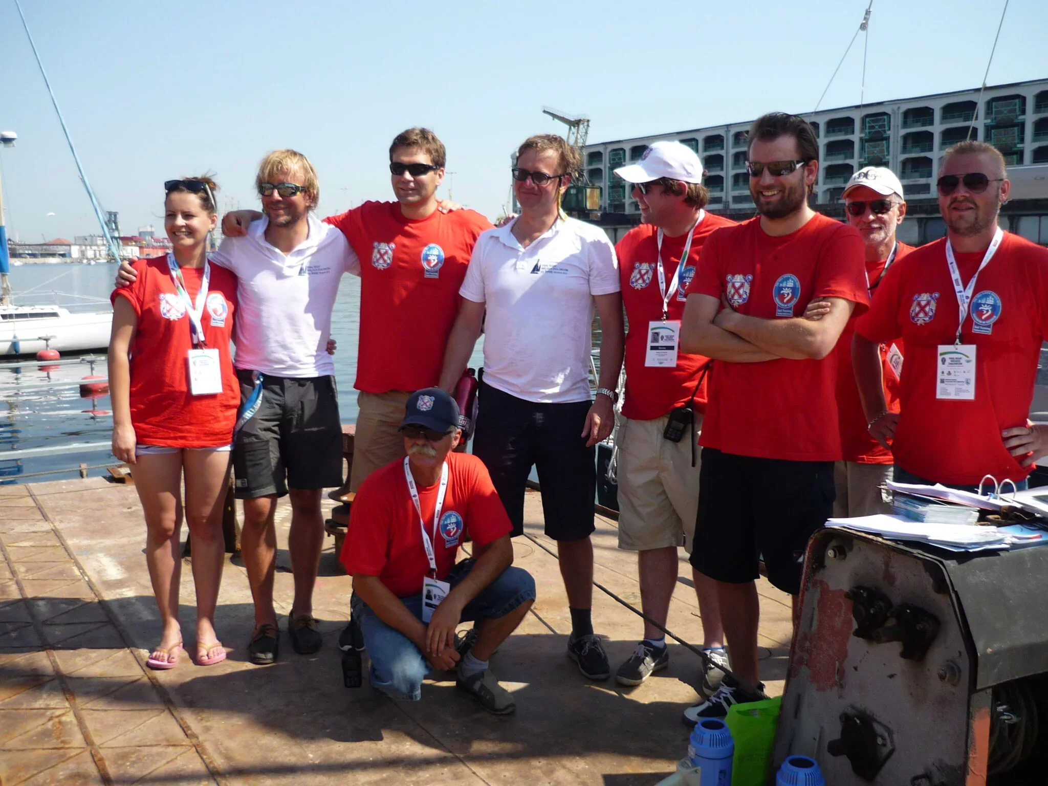 Członkowie YKP Szczecin zabezpieczają keje gościnną podczas regat TTSR 2013